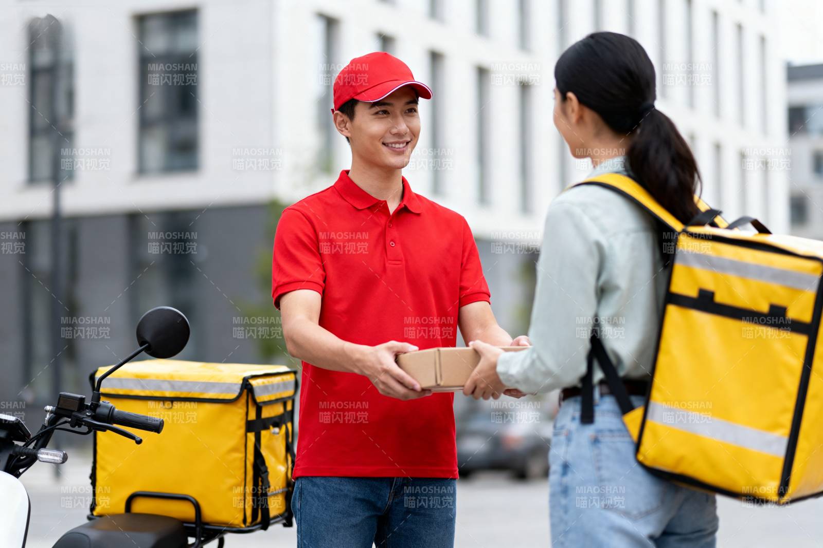 外卖员递送包裹图片
