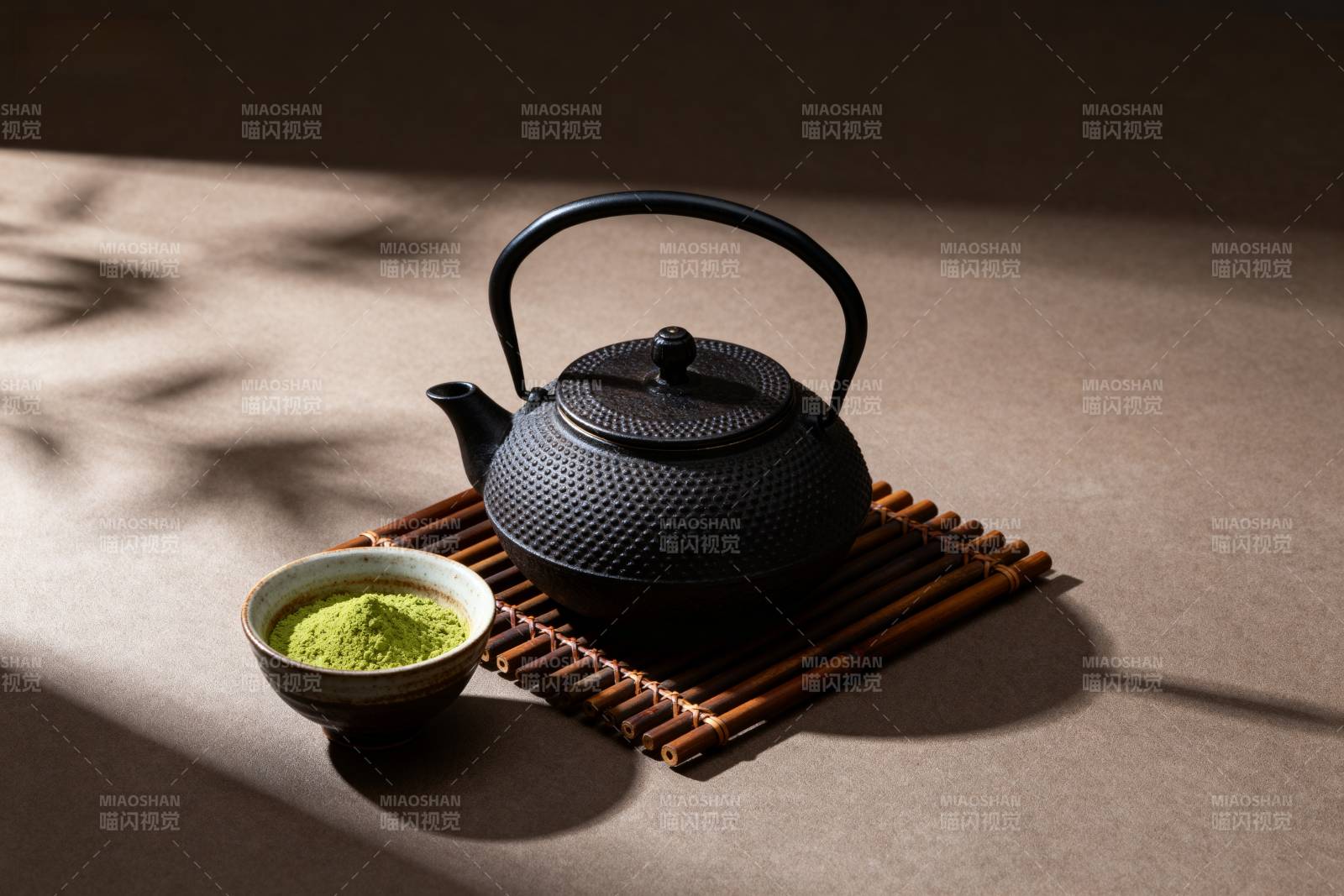 抹茶与铁壶静置图片