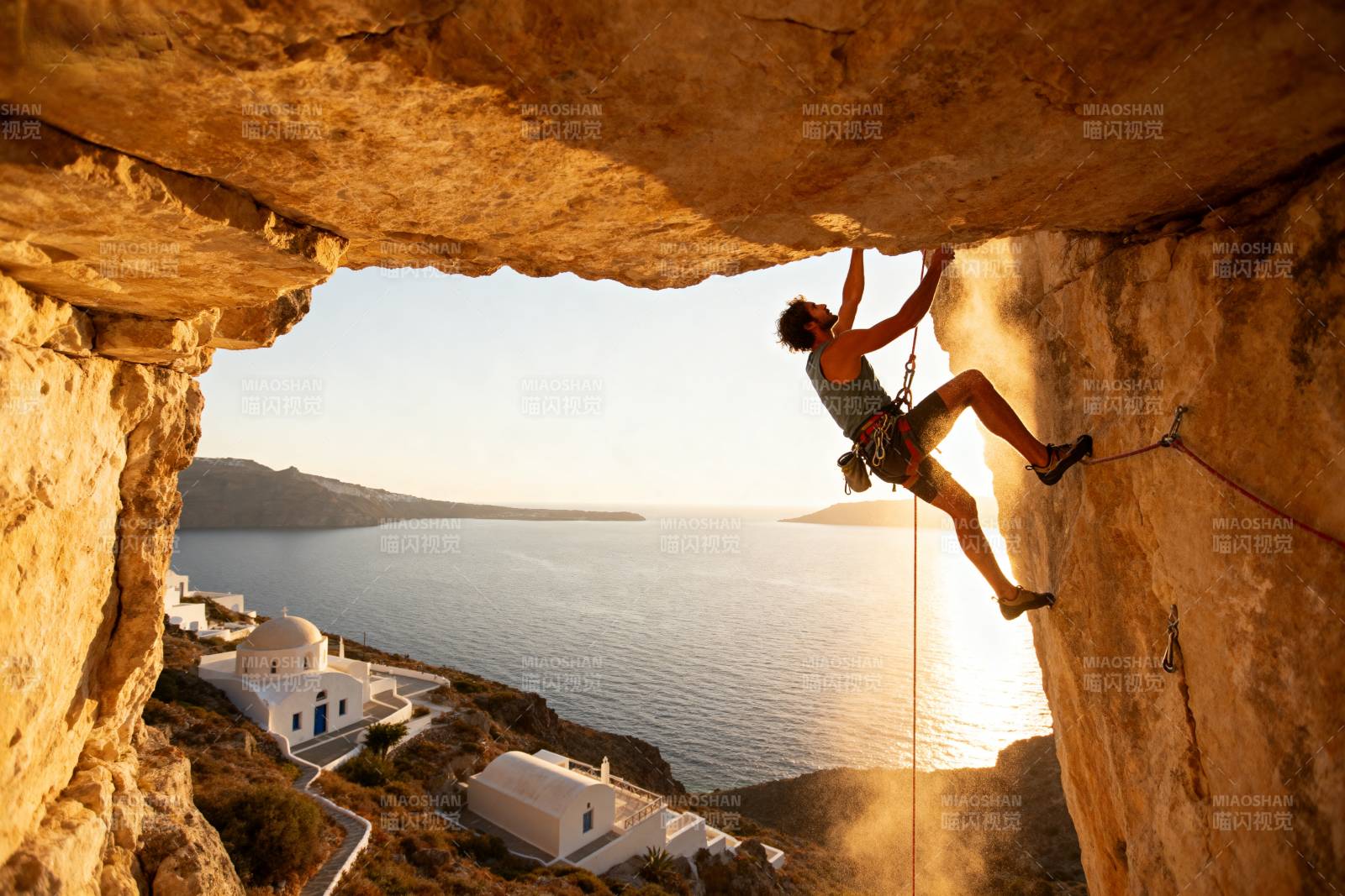 悬崖攀岩 海景如画图片