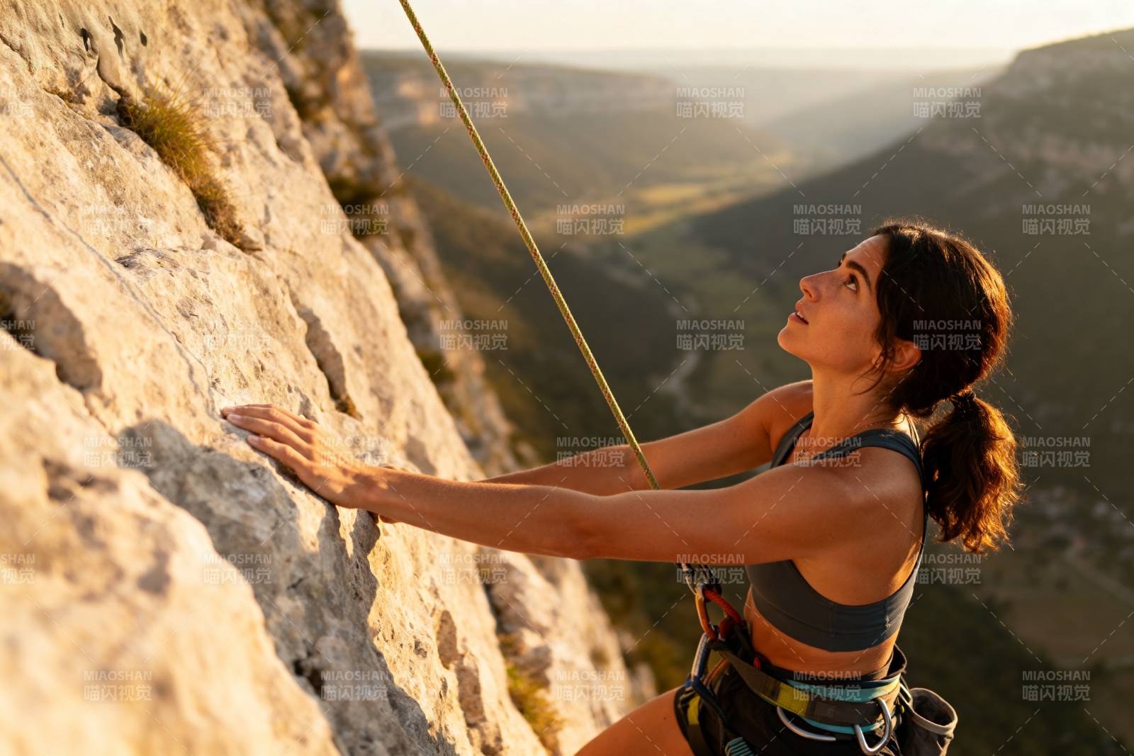 攀岩者挑战峭壁图片