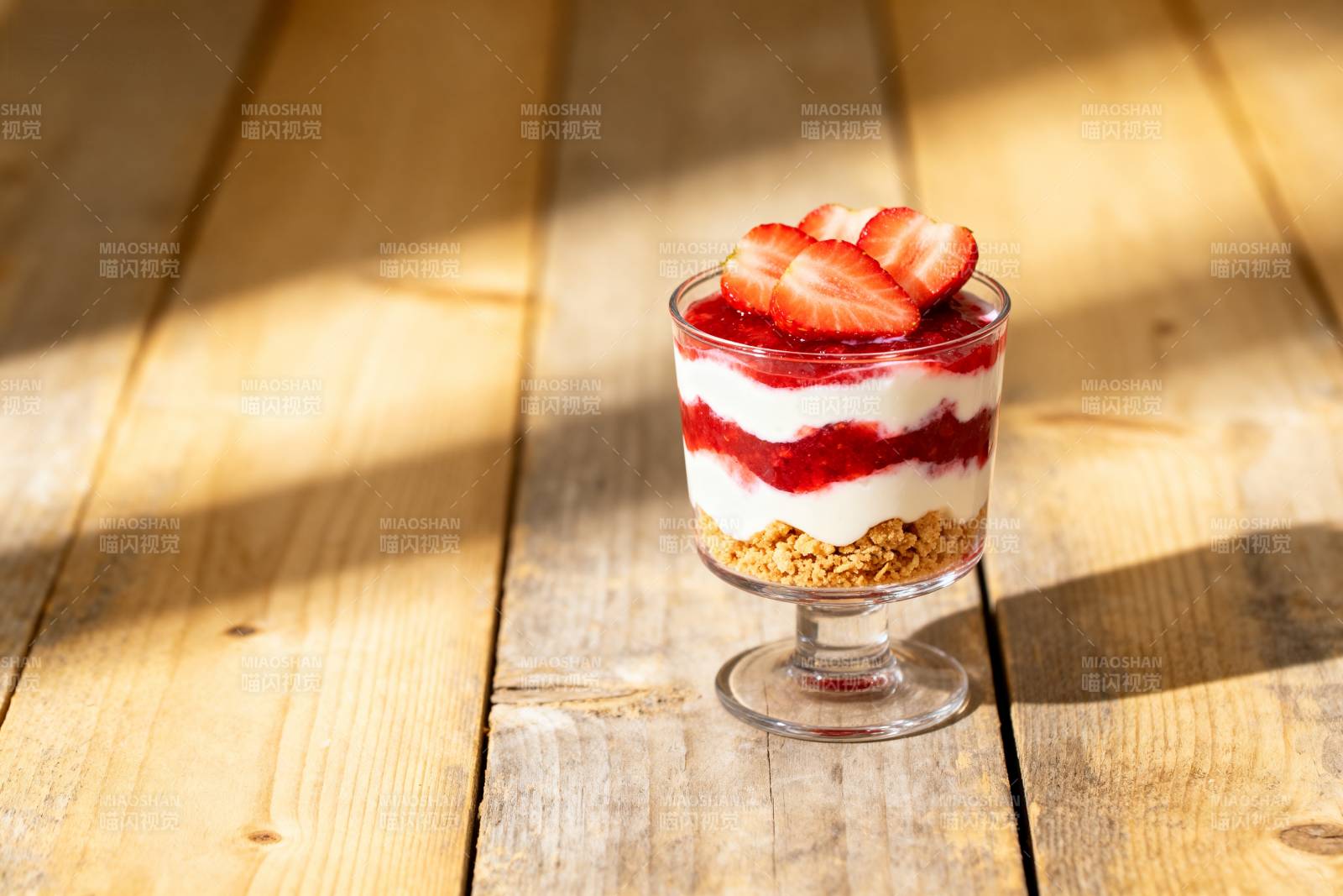 草莓酸奶杯图片