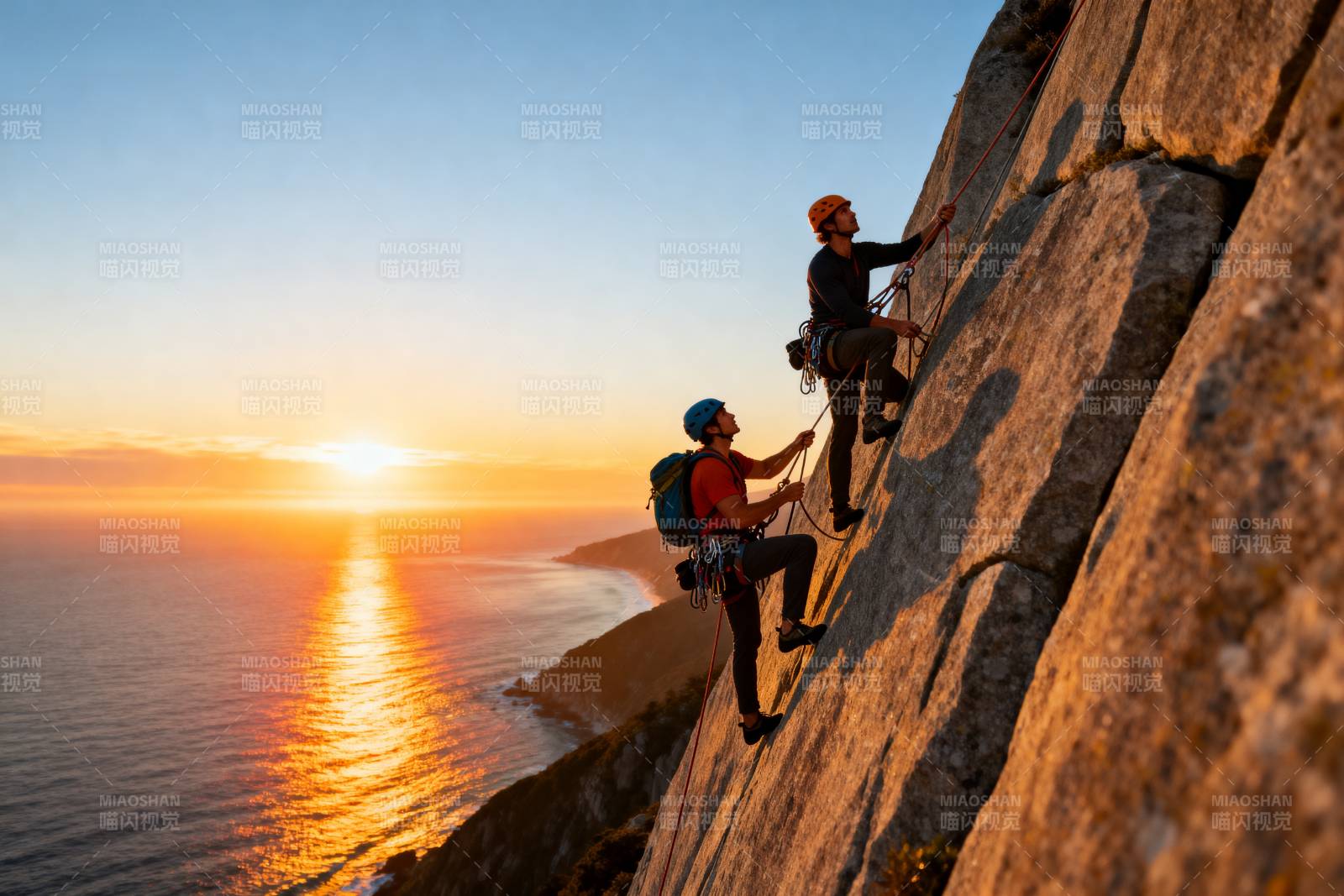 日落攀岩图片