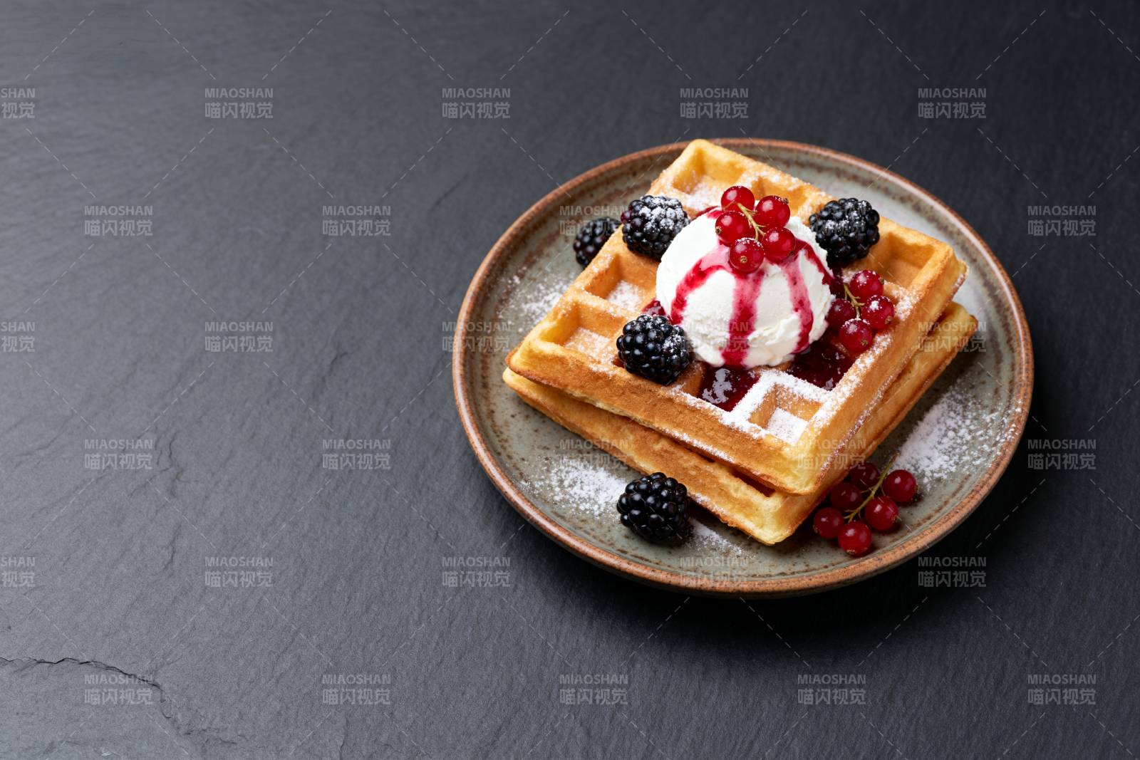 莓果冰淇淋华夫饼图片