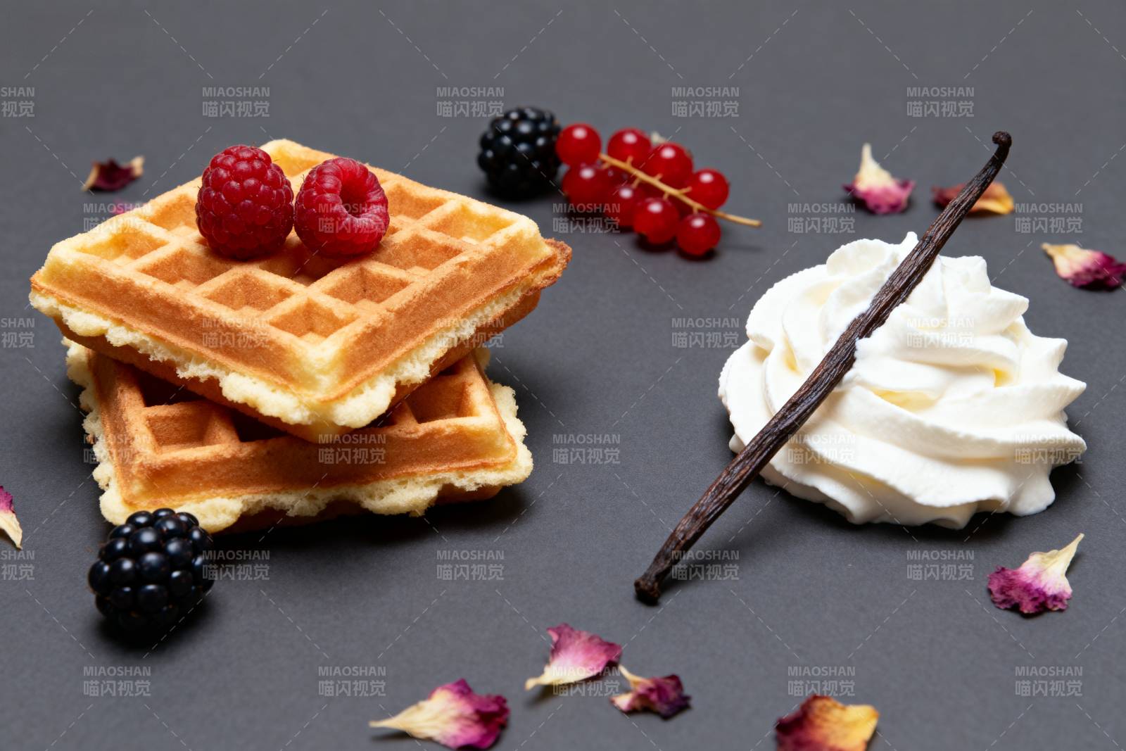 华夫饼配奶油与浆果图片