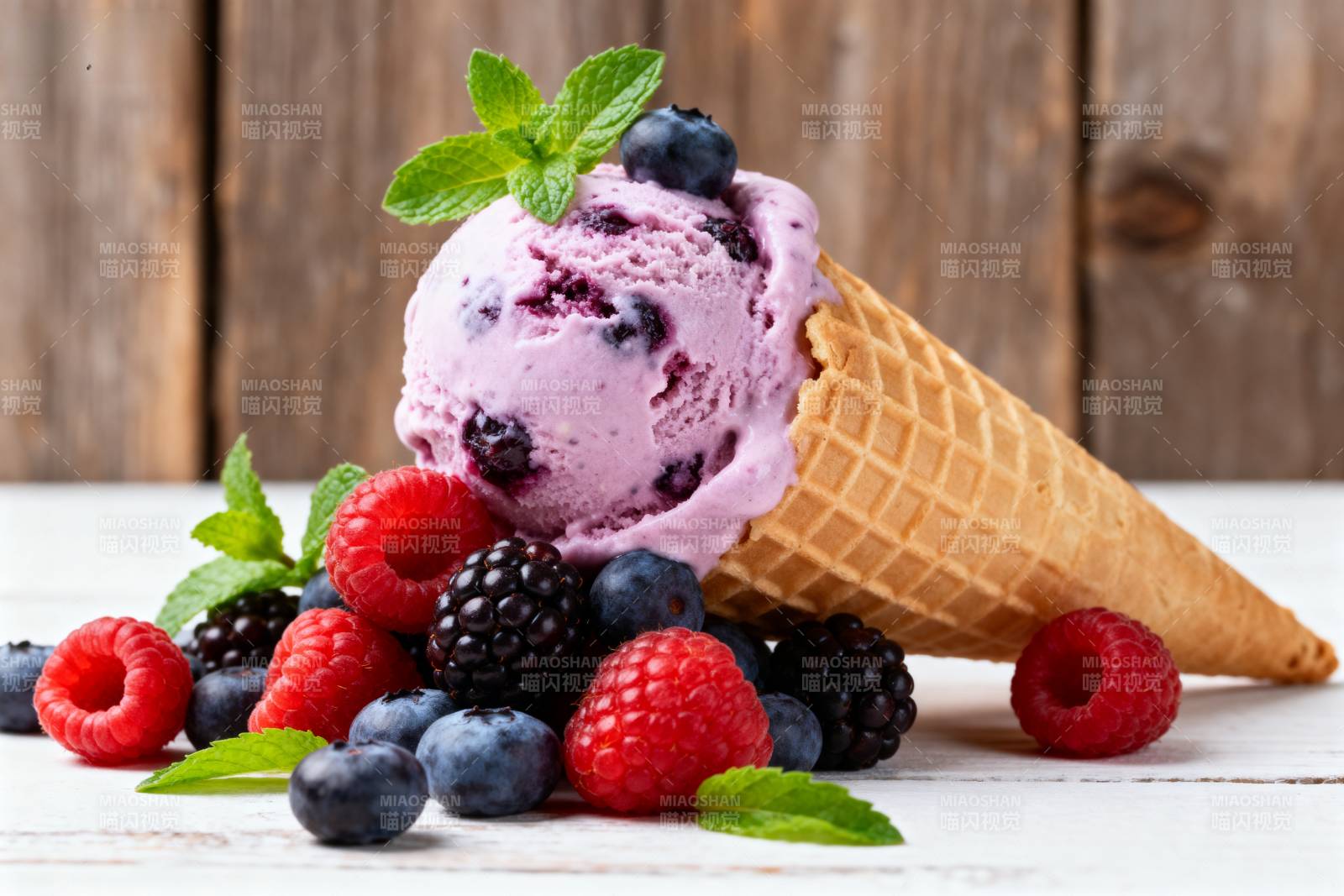 莓果冰淇淋图片