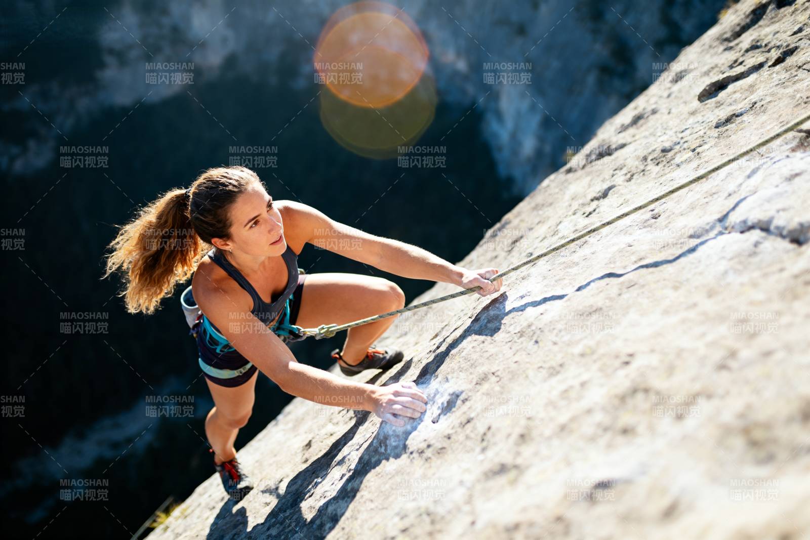 攀岩者奋力攀登图片