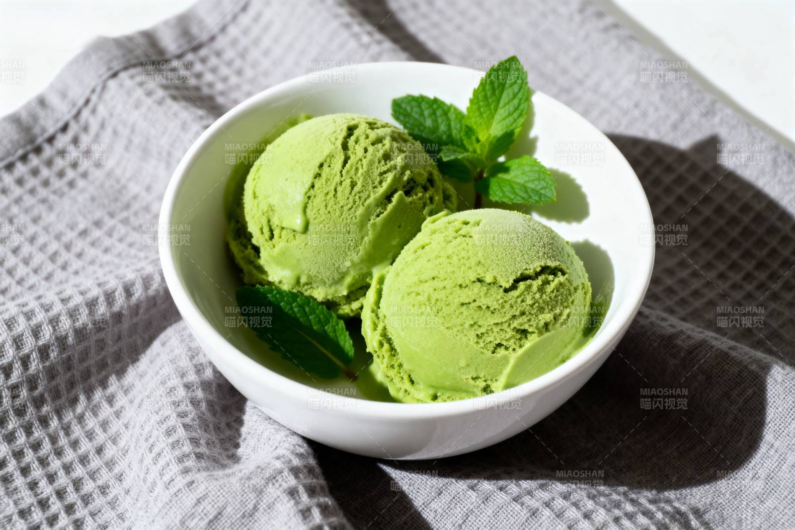 抹茶冰淇淋配薄荷图片