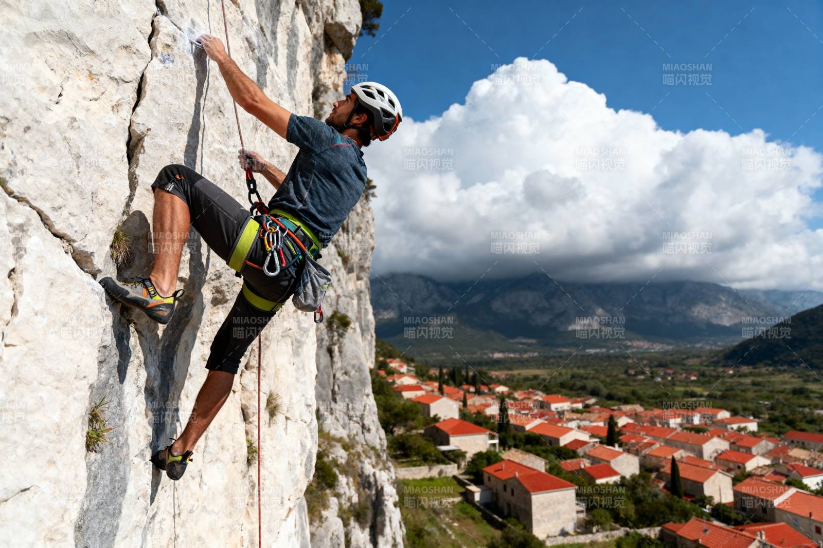 攀岩者挑战峭壁图片