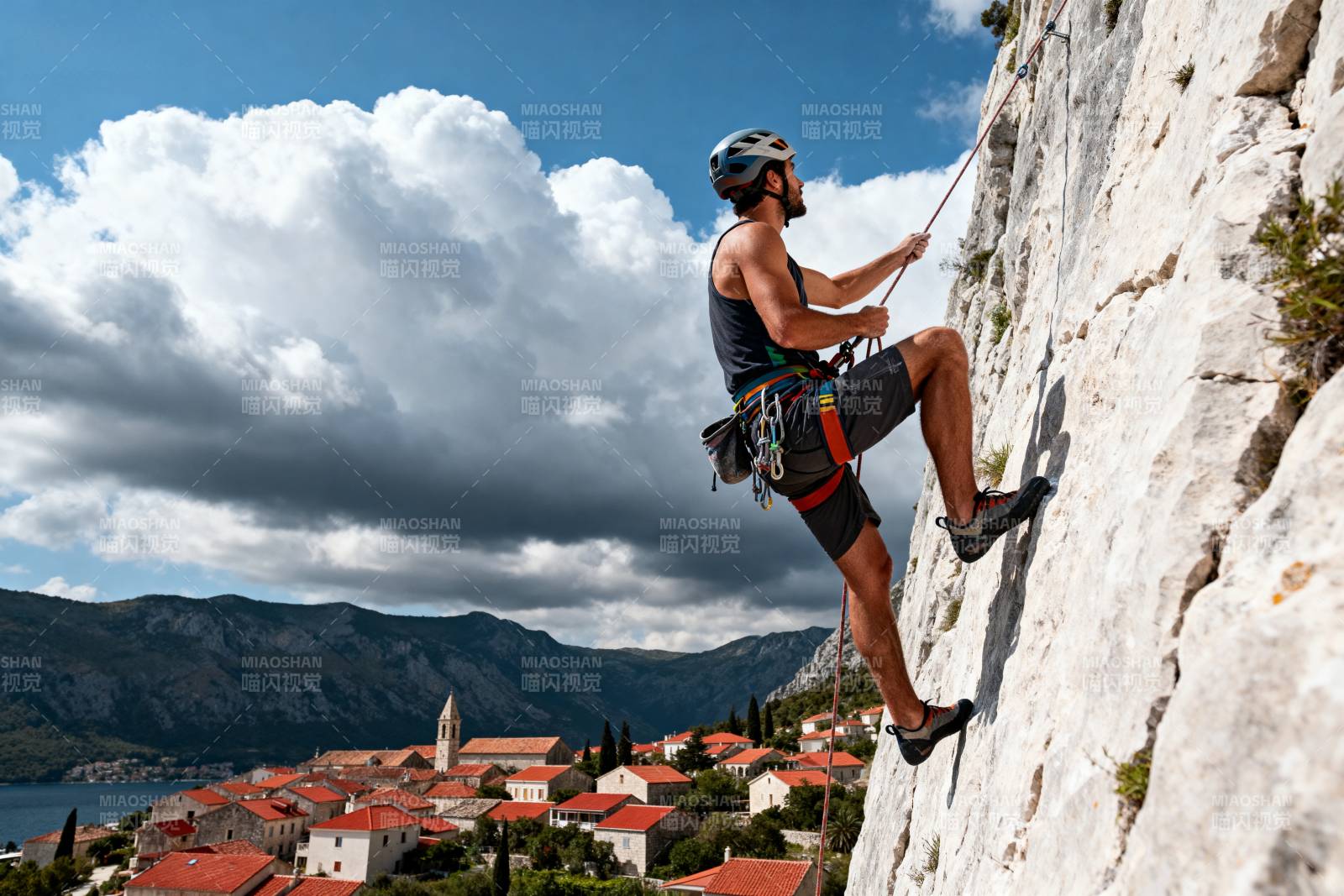 峭壁攀岩 美景相伴图片