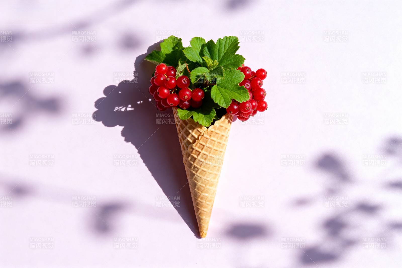 红果绿叶冰激凌图片