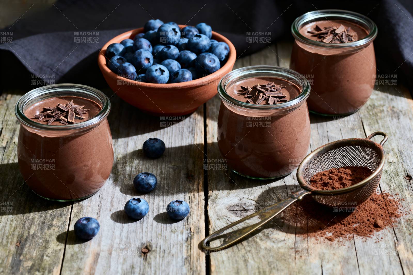 巧克力慕斯配蓝莓图片