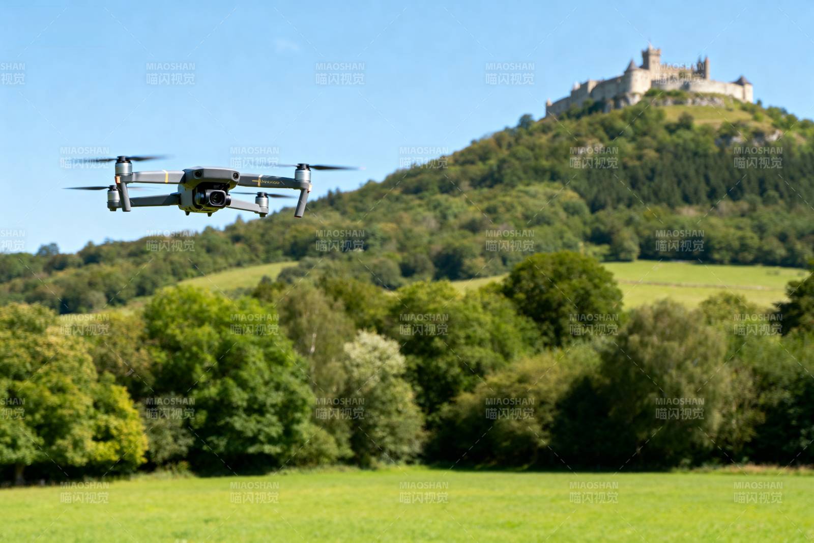 无人机飞越城堡山图片