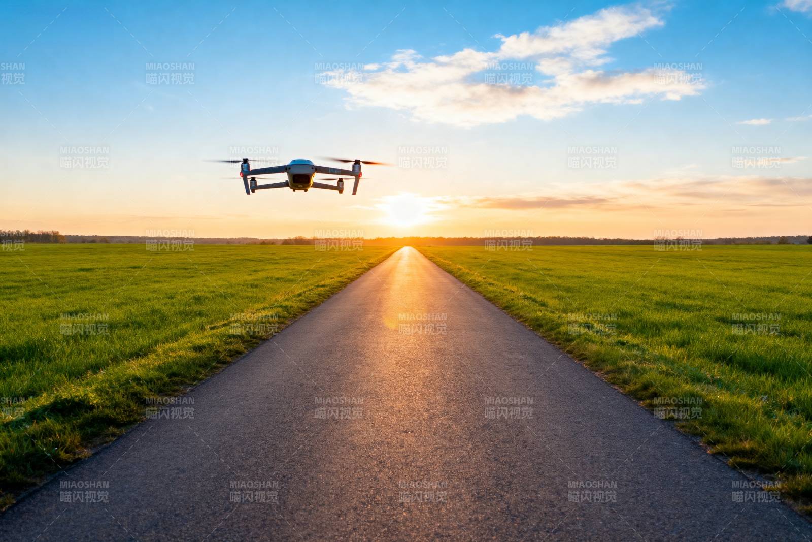无人机飞越乡间小路图片
