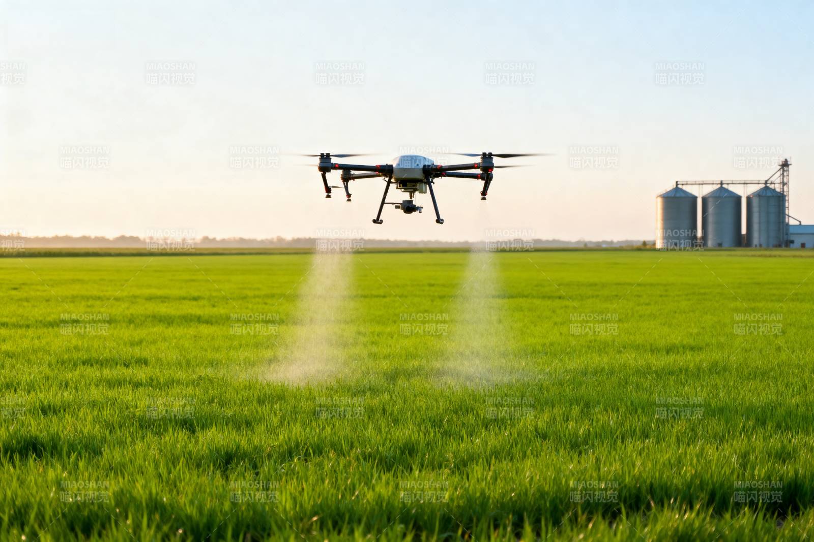 无人机喷洒农田图片