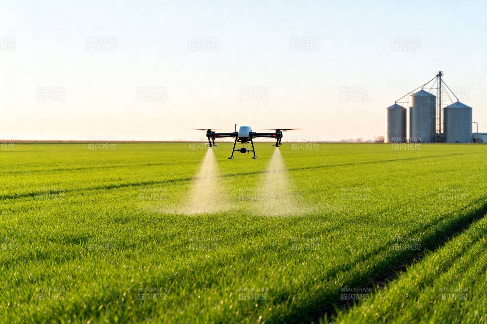 无人机喷洒农田图片