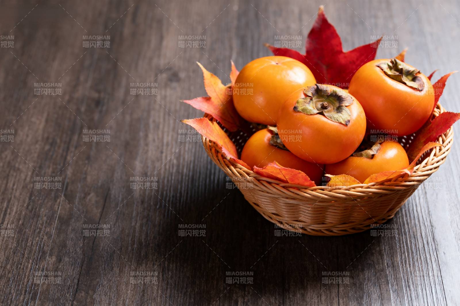 秋日柿子篮图片