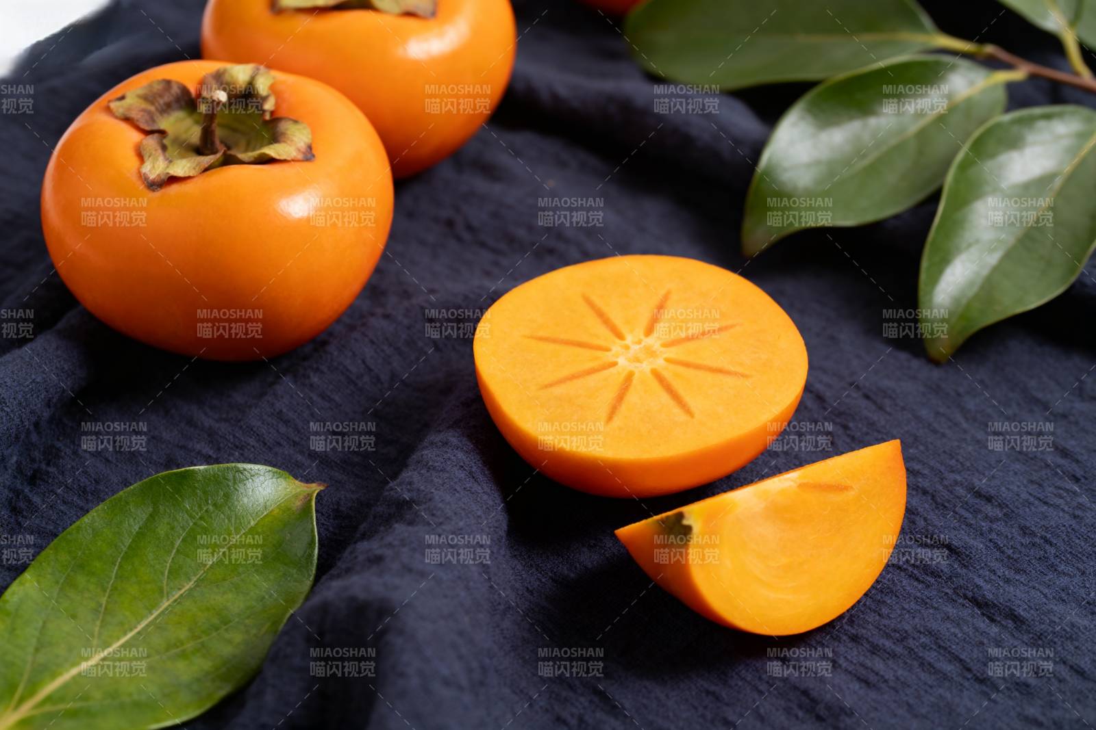 柿子切片与绿叶图片