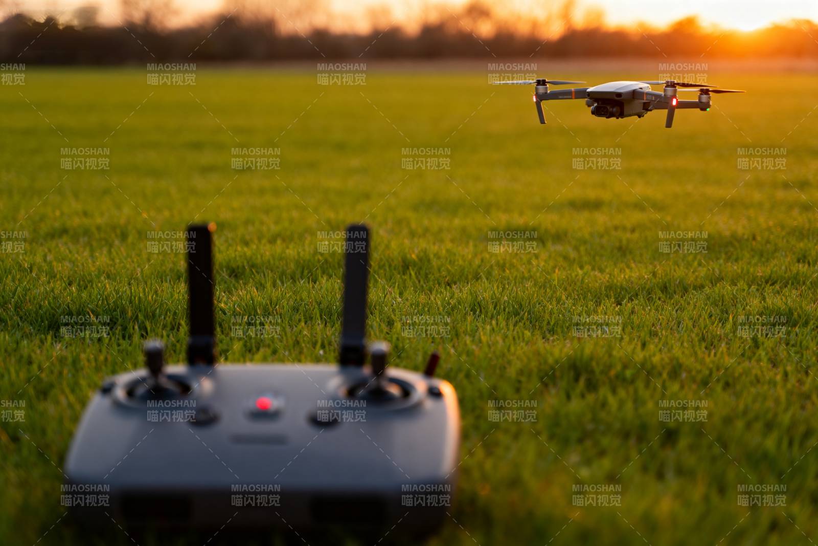 无人机遥控飞行图片