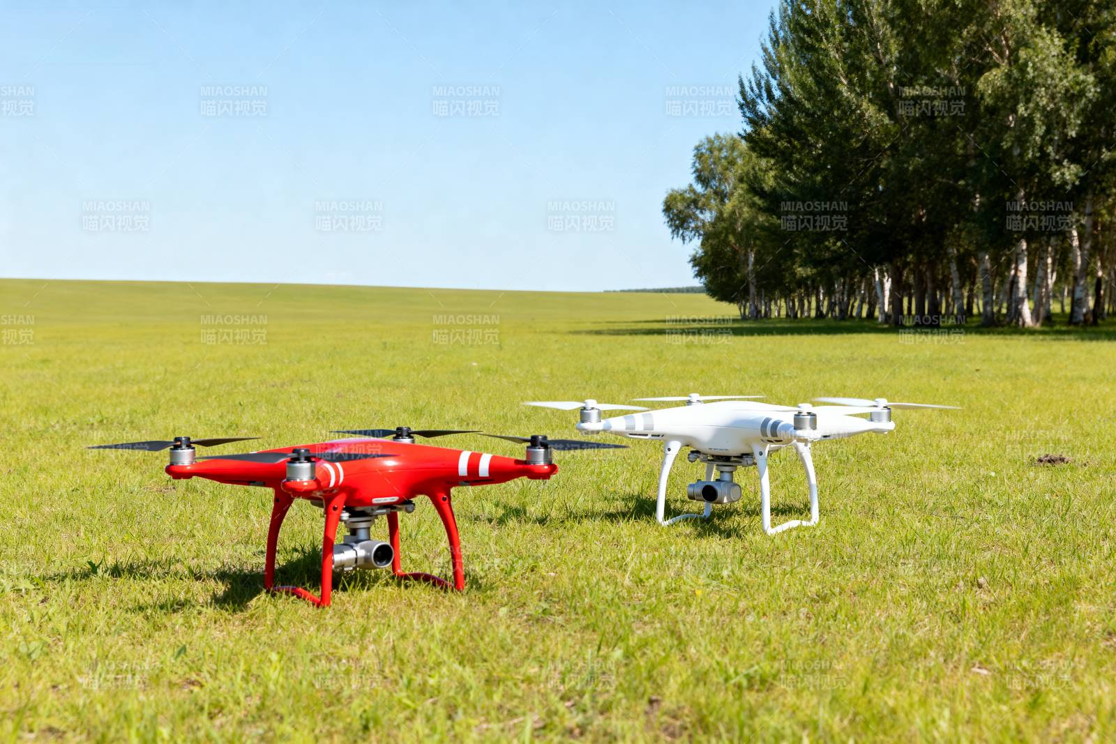 双色无人机草地静停图片