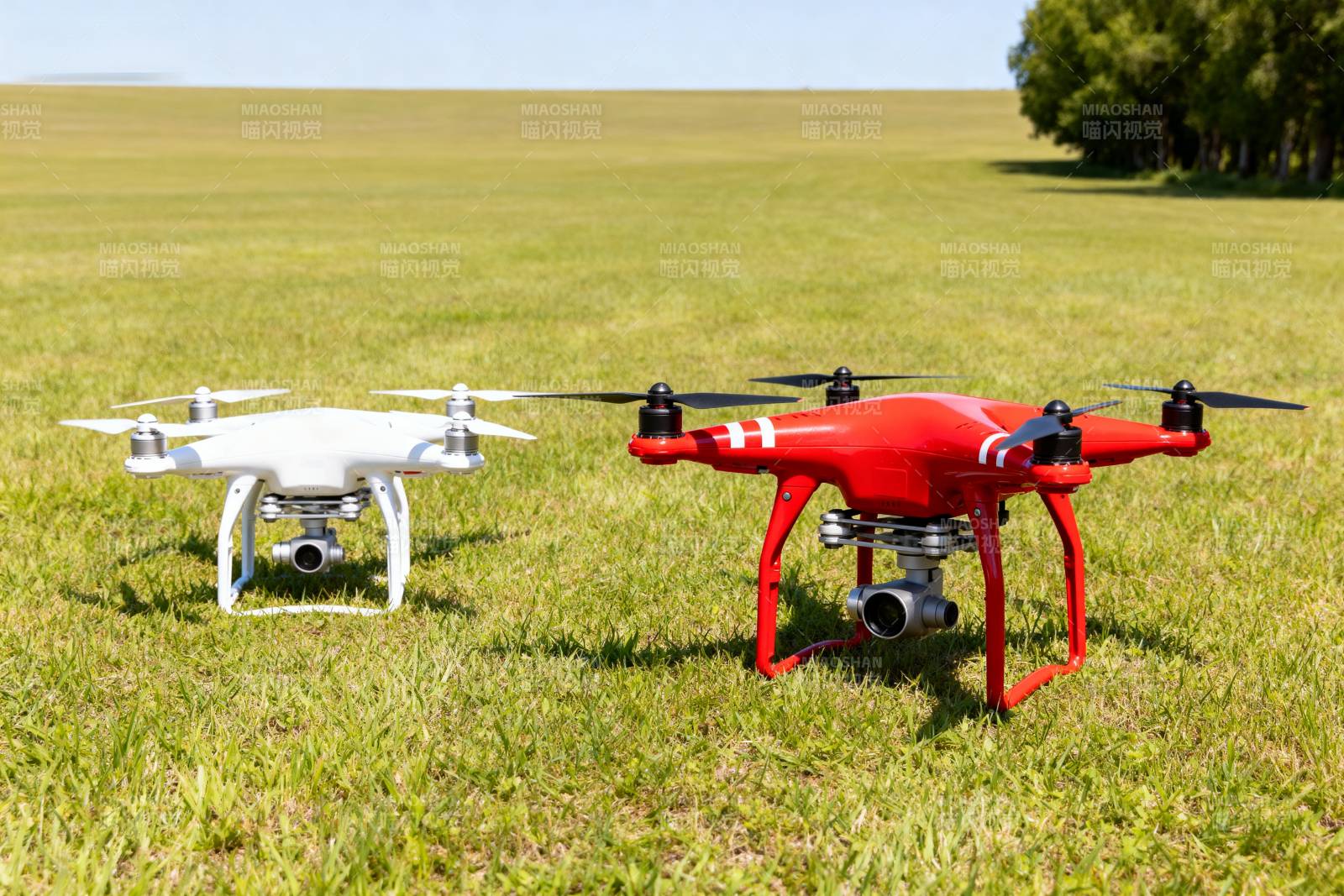 双色无人机草地静停图片
