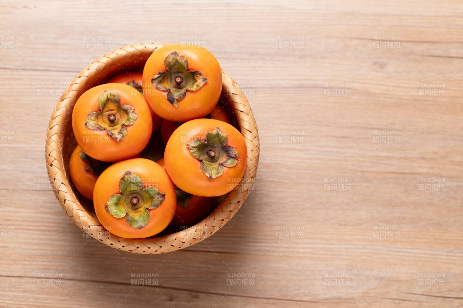 柿子盛于木碗中图片