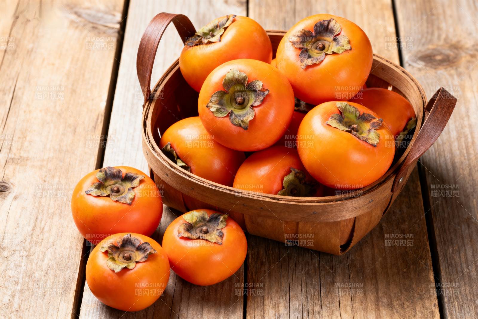 篮中柿子 秋日丰收图片