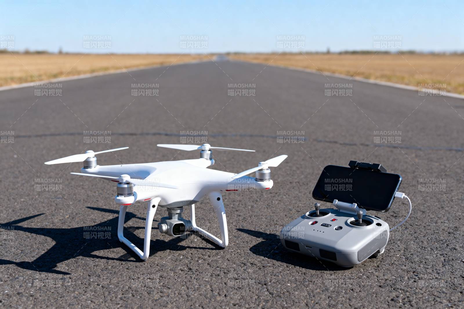 无人机与遥控器静置跑道图片