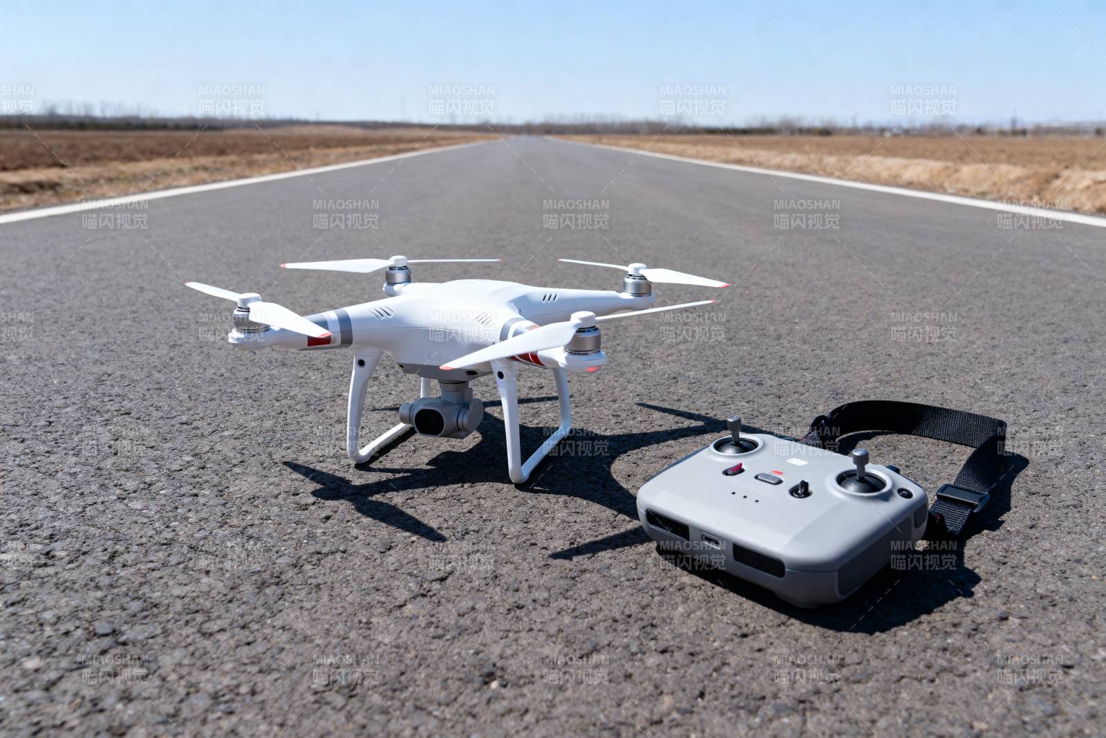 无人机与遥控器静置路面图片