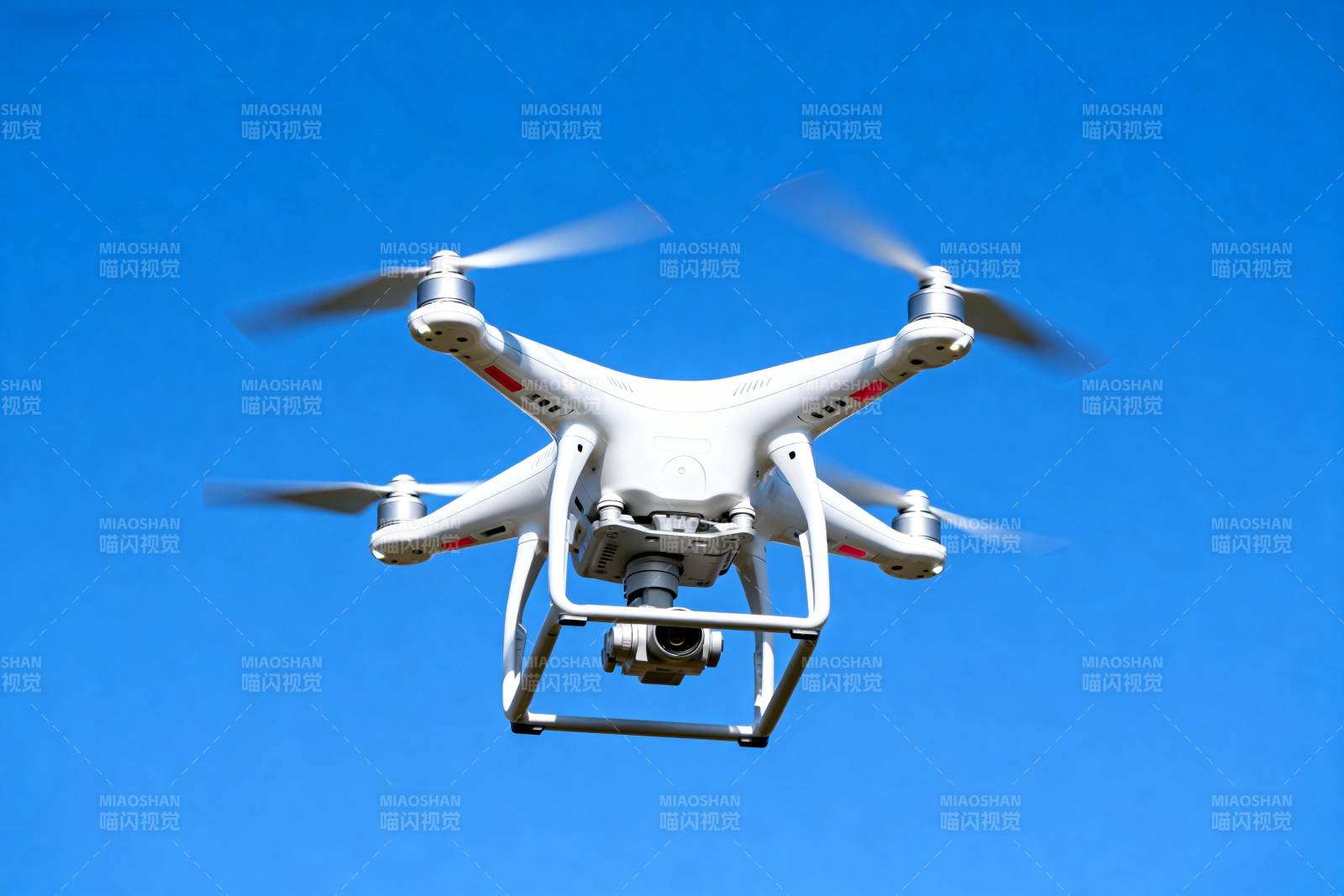 无人机翱翔蓝天图片