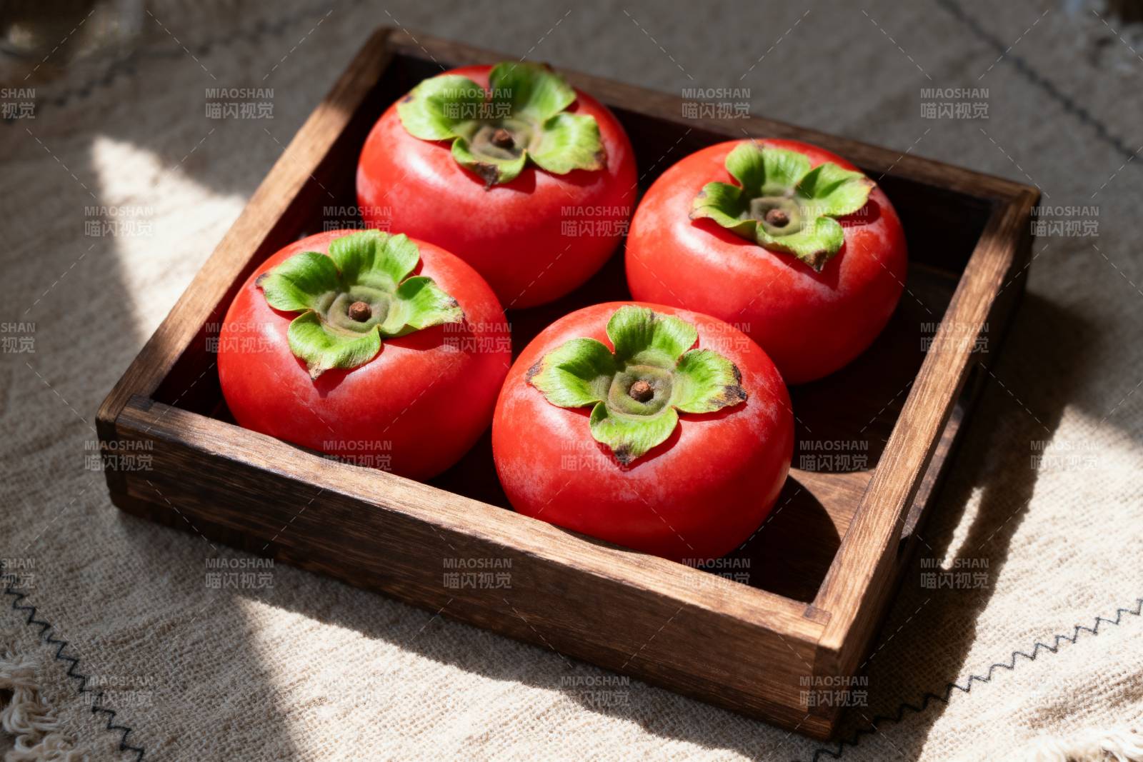 红柿静置木盘中图片