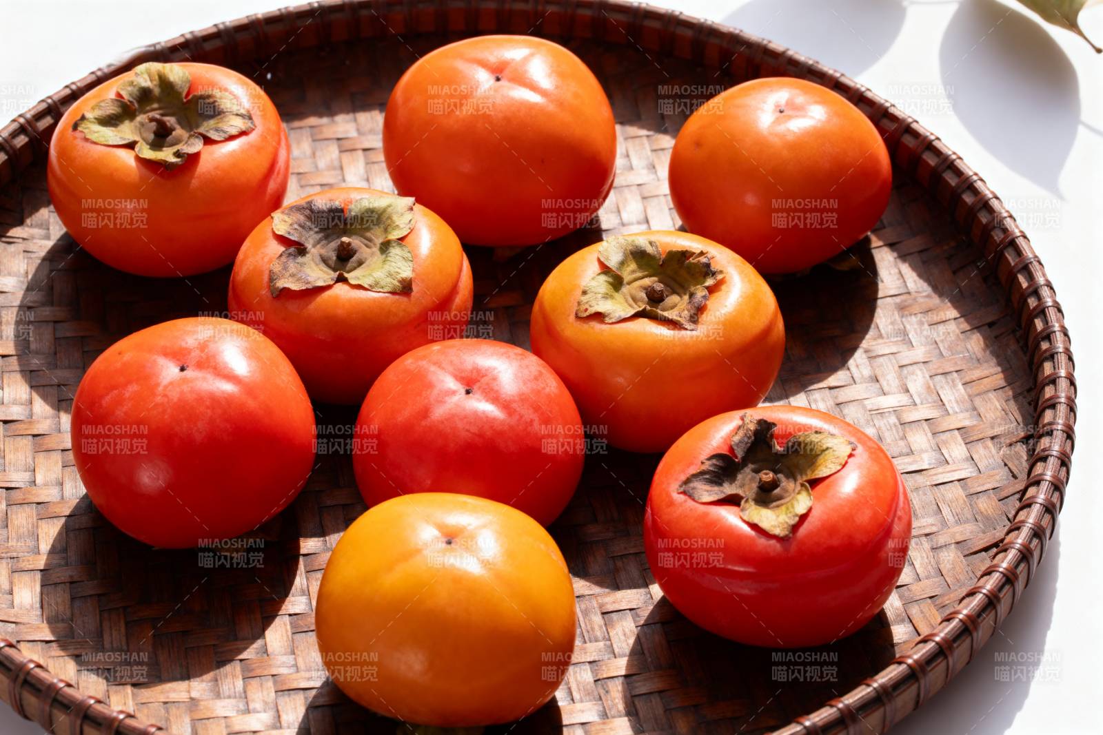 柿子满盘秋意浓图片