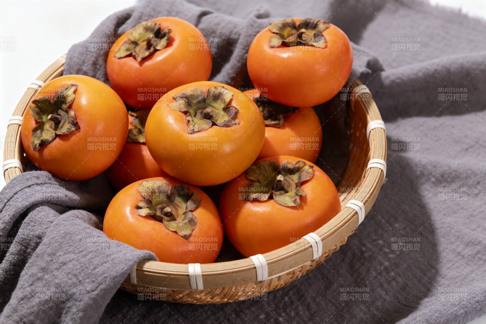 篮中柿子橙红诱人图片