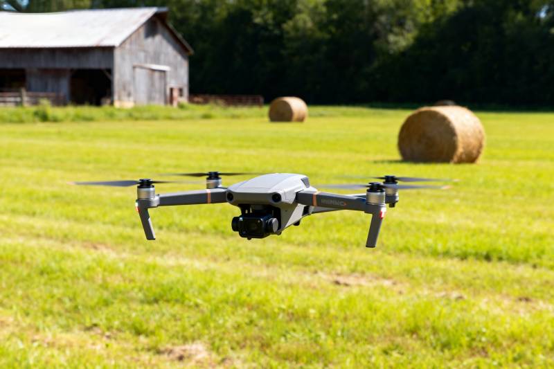 无人机飞越田园图片