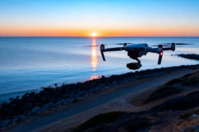 无人机飞越海岸线图片