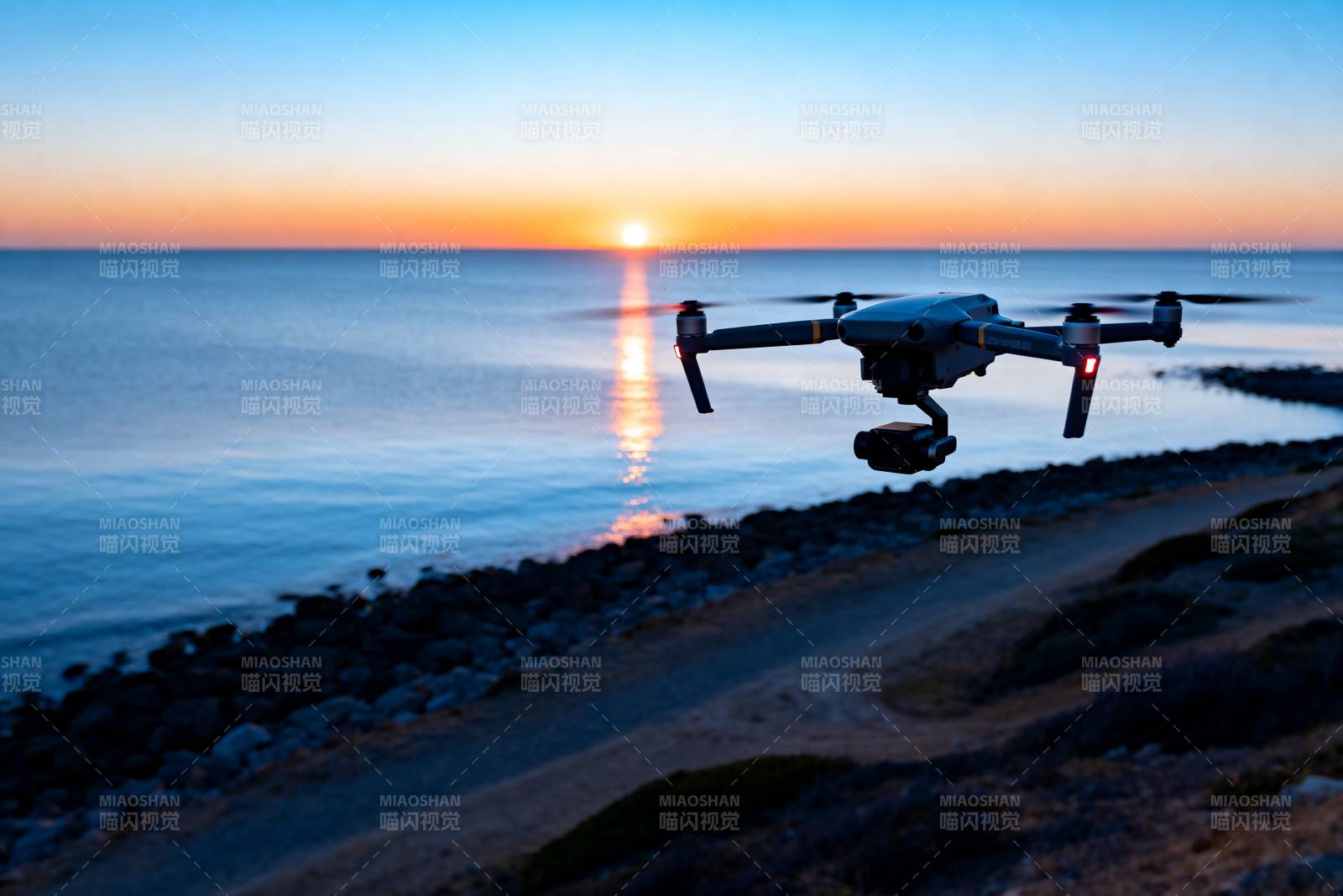 无人机飞越海岸线图片