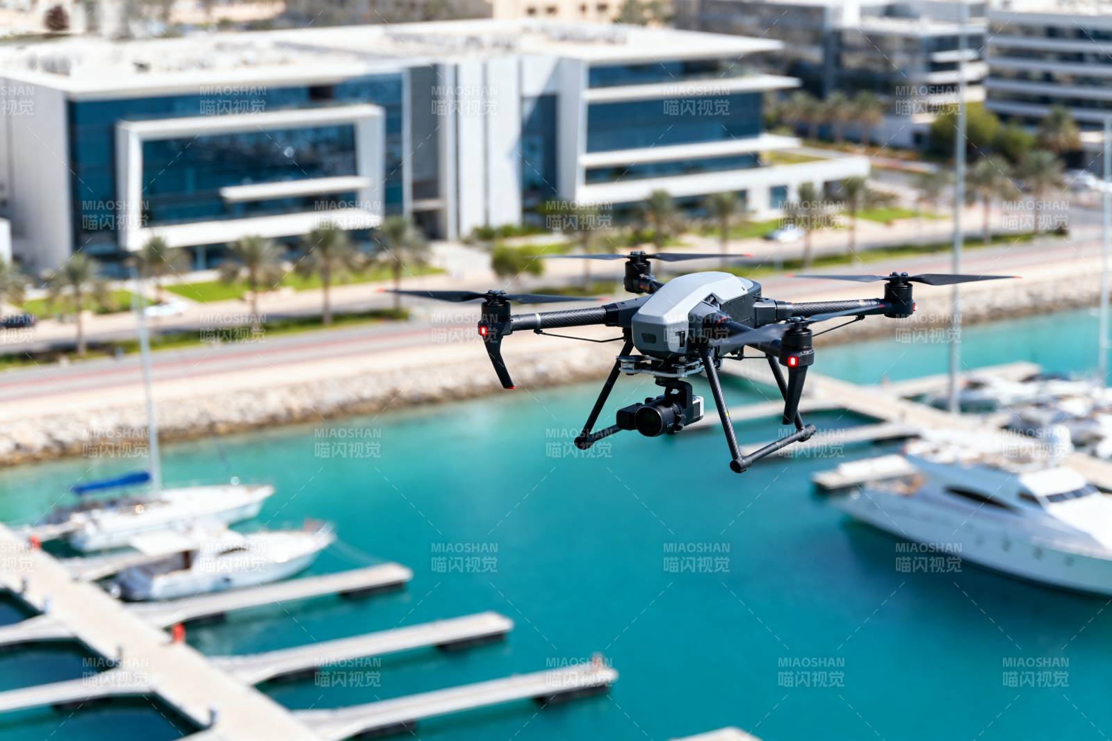 无人机飞越码头图片