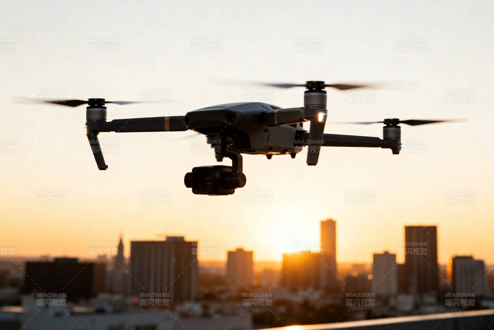 无人机翱翔城市上空图片