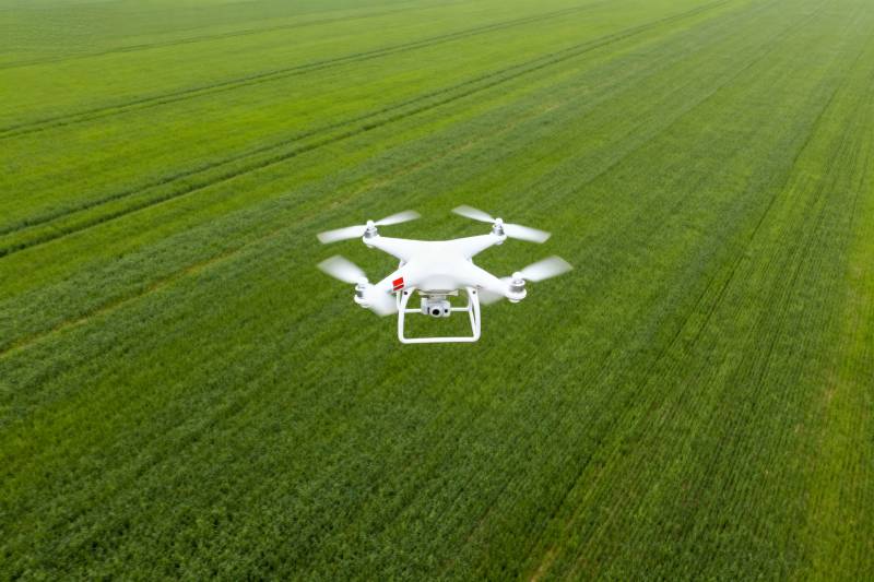 无人机飞越绿野图片