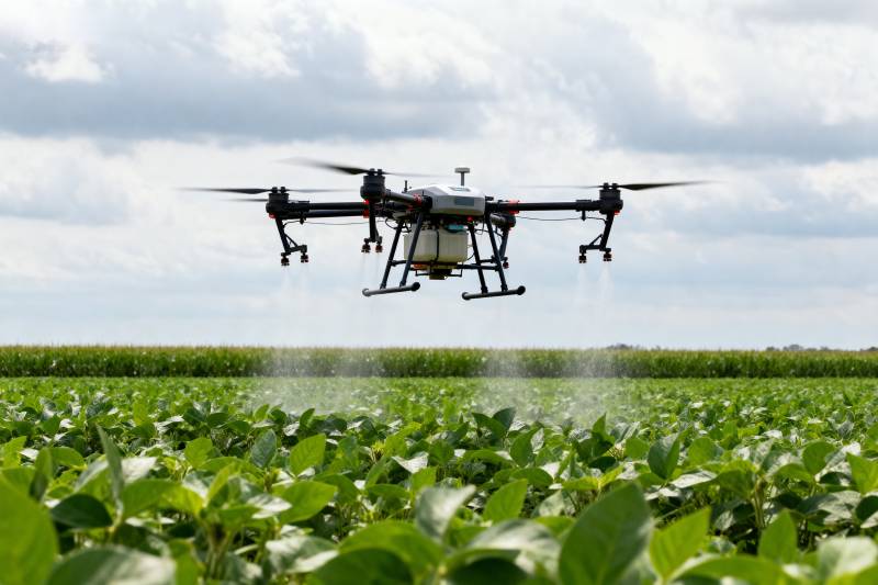 无人机喷洒农田图片
