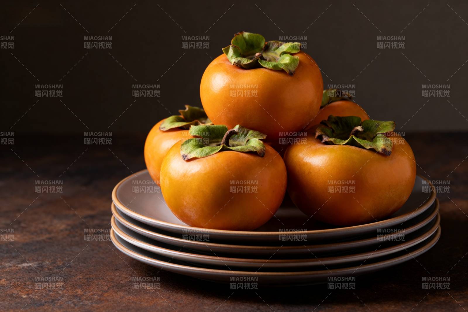 柿子堆叠盘中图片