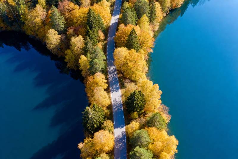 秋湖栈道美景图片