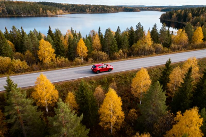 秋日湖畔行车图图片