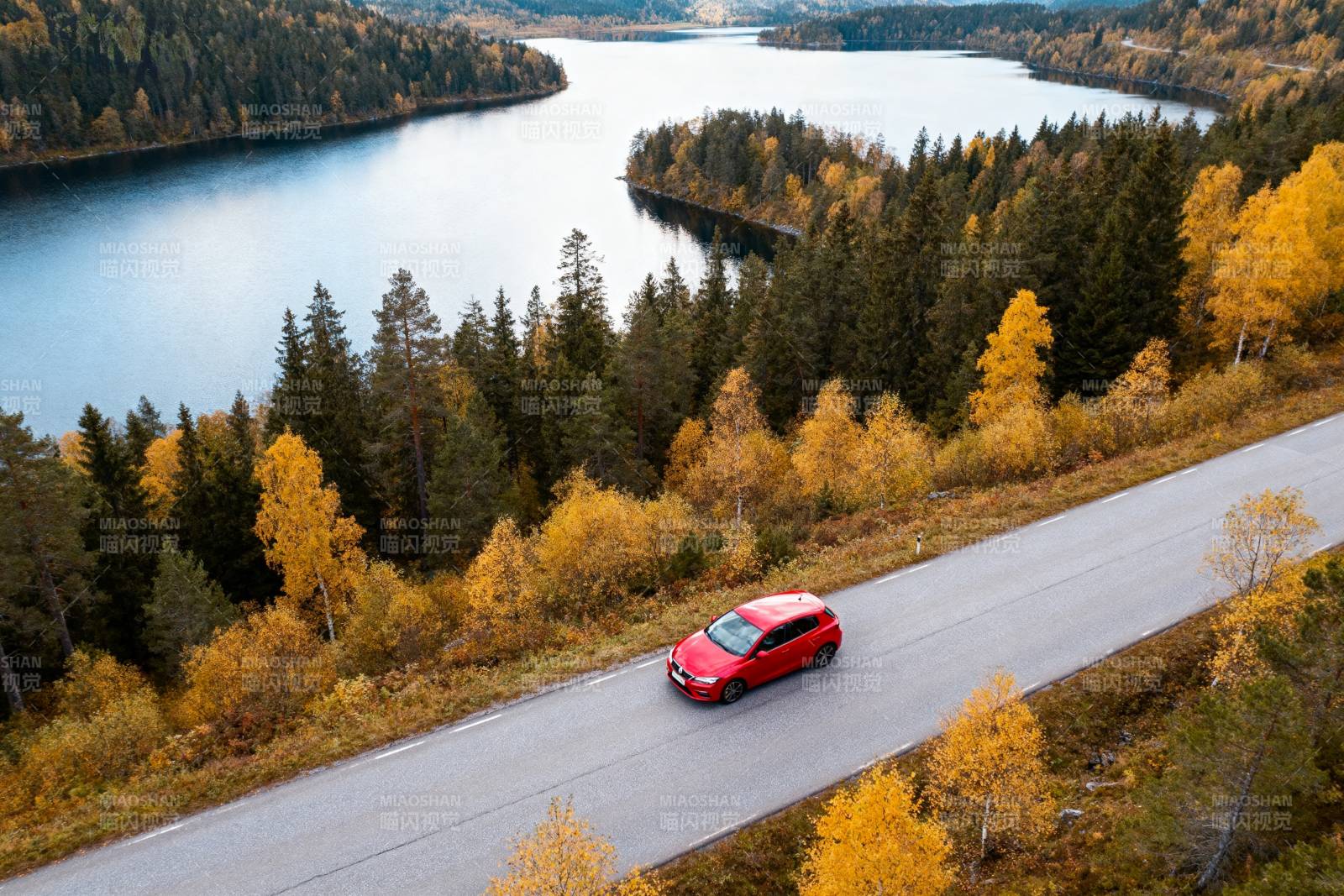秋湖公路红车行图片