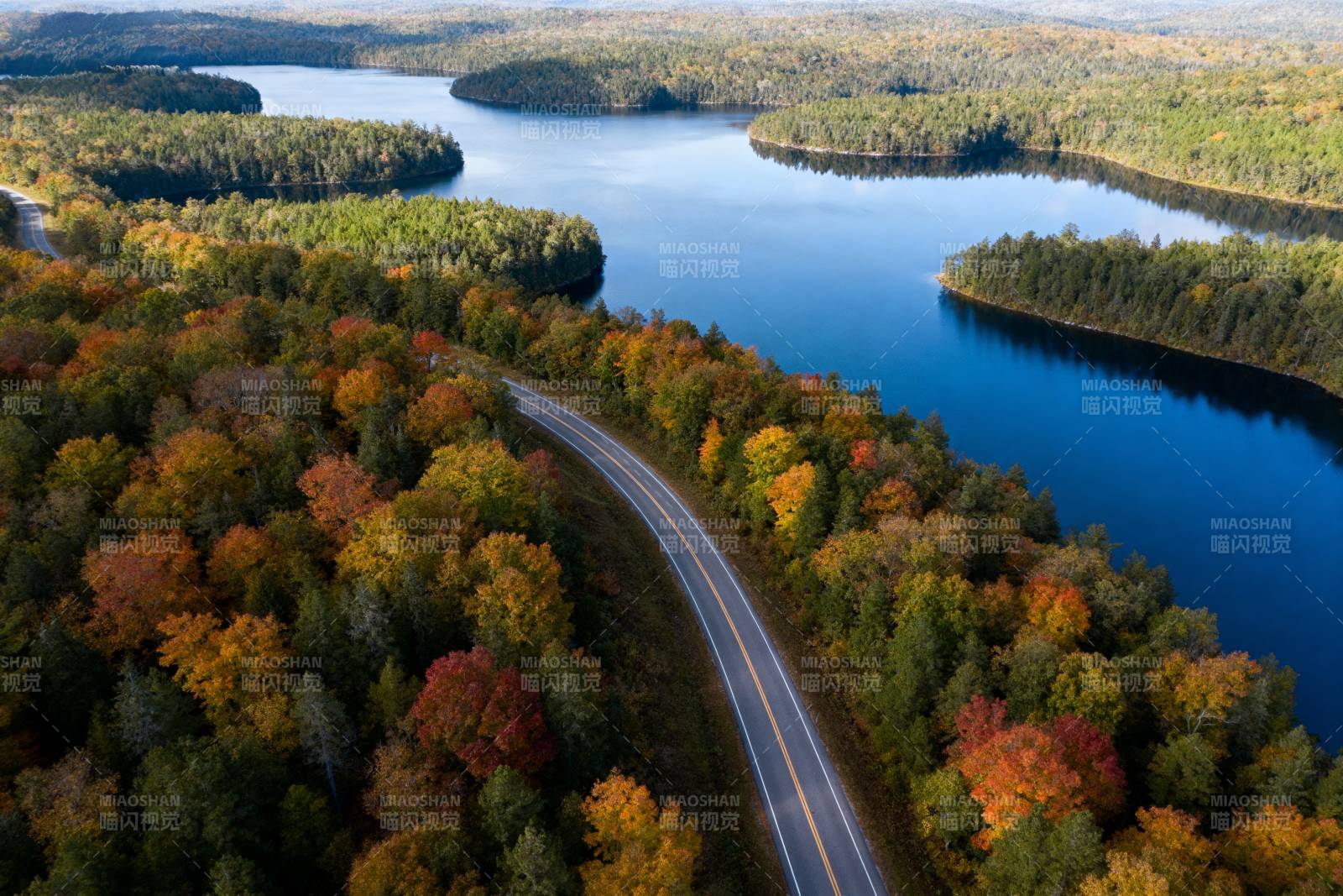 秋林湖畔公路图片