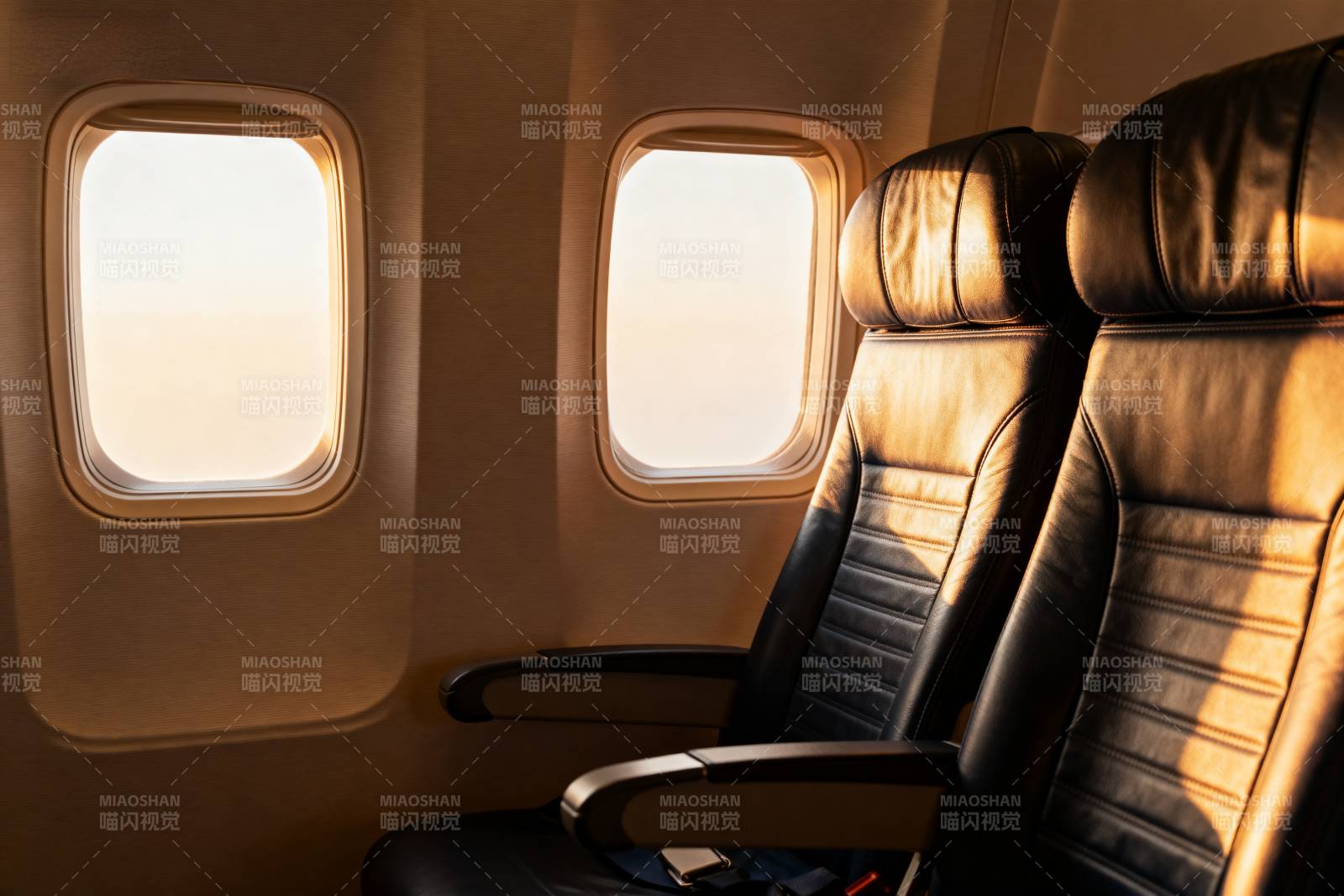 飞机窗边的宁静时光图片