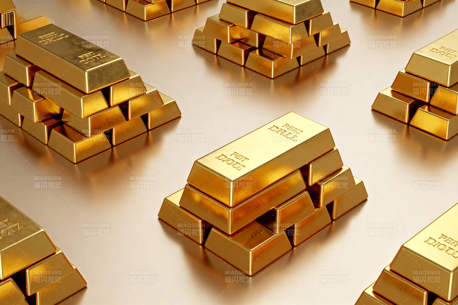 金条堆叠闪耀光芒图片