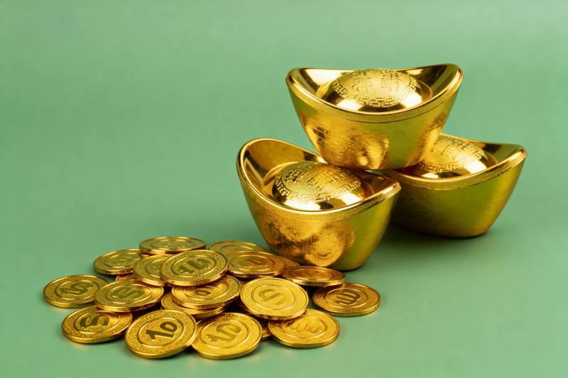 金元宝与金币堆叠图片
