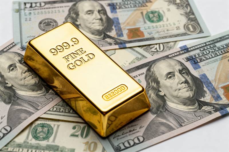 黄金与美元钞票图片