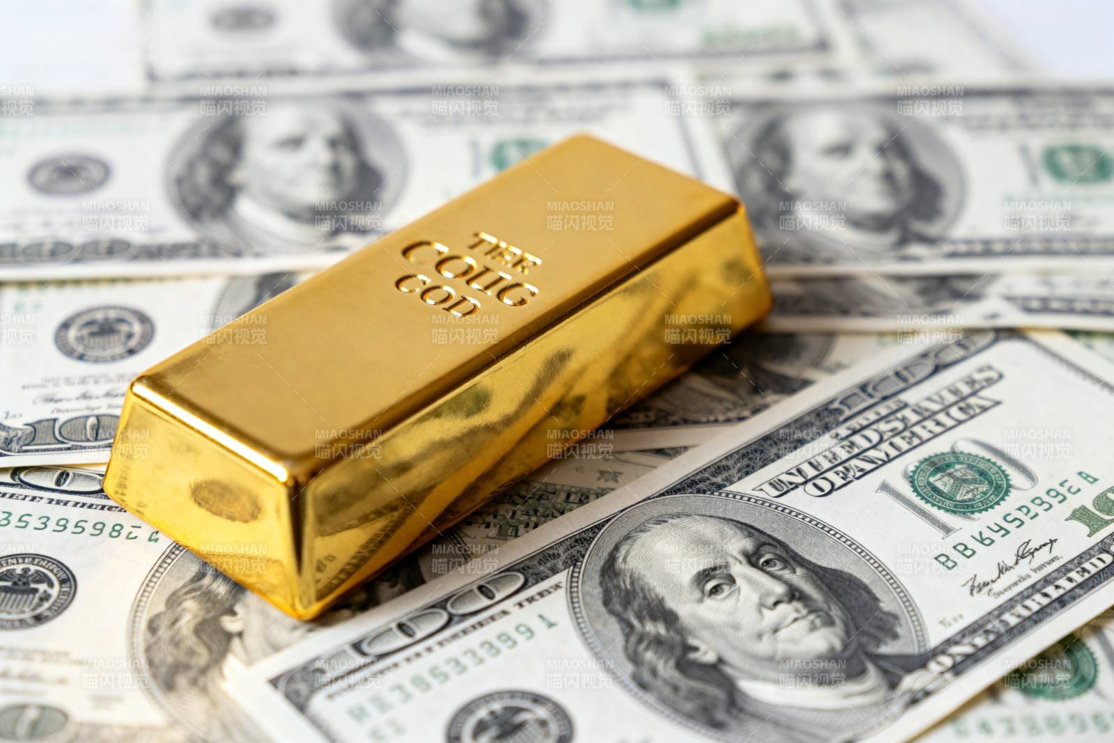 黄金与美元并置图片