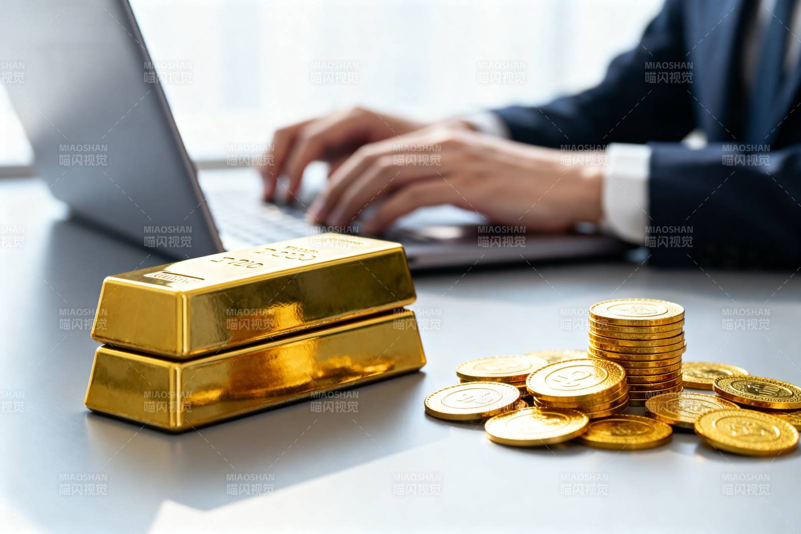 金条金币与办公场景图片